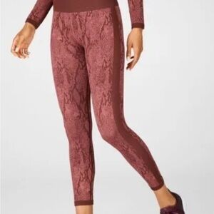 Fabletics Burgundy
Snakeskin High Waisted
Seamless Leggings Size
M